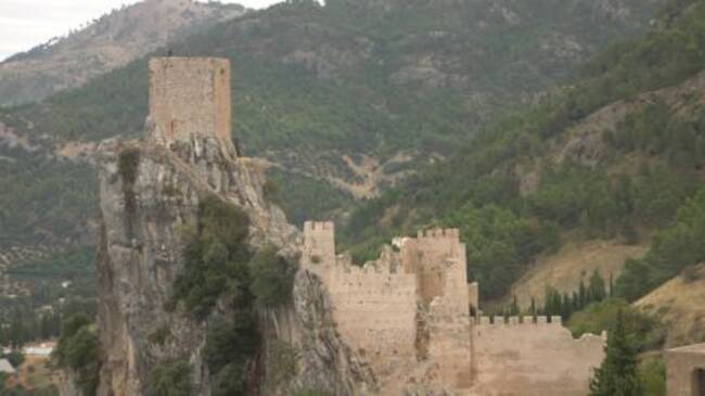 El castillo de origen almohade destaca el el perfil del municipio junto a las ruinas de la iglesia de Santo Domingo