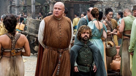 Tyrion Lannister, paseando por un mercado de &#039;Juego de Tronos&#039;.