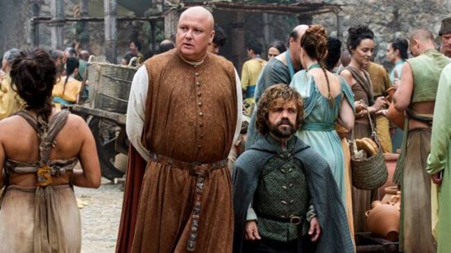 Tyrion Lannister, paseando por un mercado de 'Juego de Tronos'.