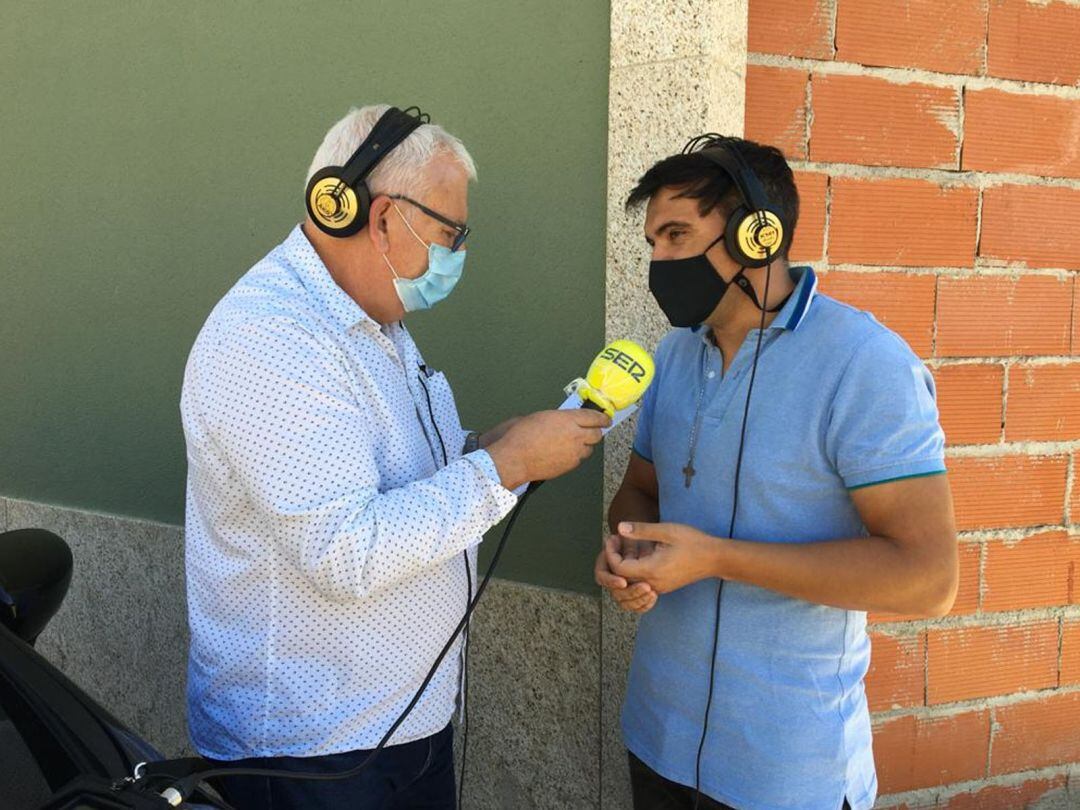 Nuestro compañero Kike González junto al hostelero Rafael Lorenzo