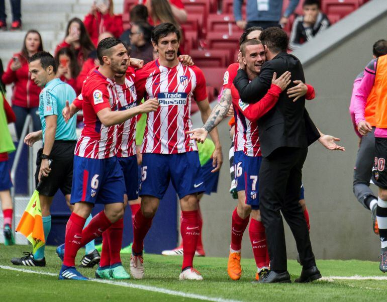 Griezmann se abraza al &#039;Cholo&#039;, en un partido de liga en el Metropolitano