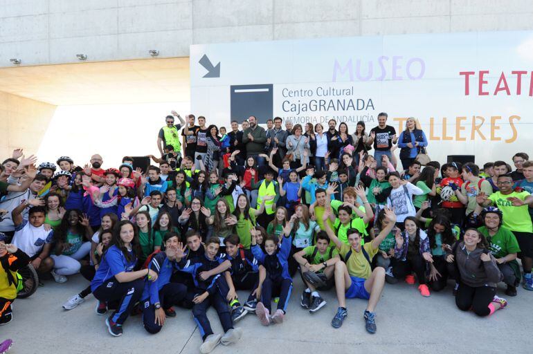 Algunos de los participantes en la marcha escolar por la Vega de Granada en el Museo CajaGRANADA
