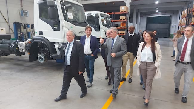 El ministro de Industria, Jordi Hereu, acompañado por las autoridades locales en la empresa Avia de Fuenlabrada