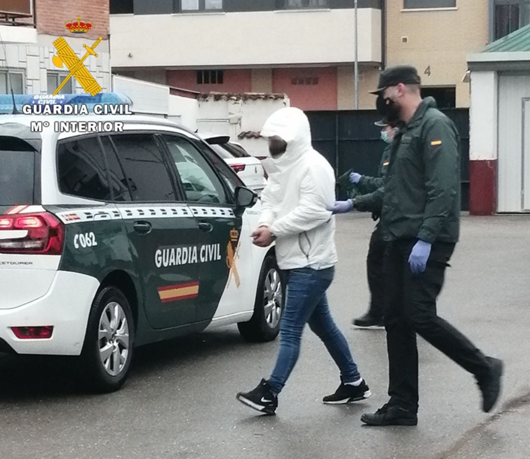 Detenidos dos jóvenes por tráfico de drogas y tenencia ilícita de armas 