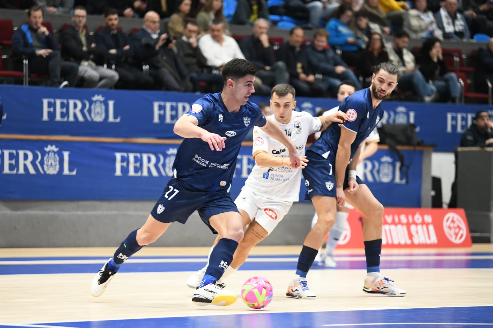 Turbi, entre dos rivales durante el O Parrulo-Córdoba Patrimonio de la Humanidad en A Malata (foto: MijanPhoto para O Parrulo Ferrol)