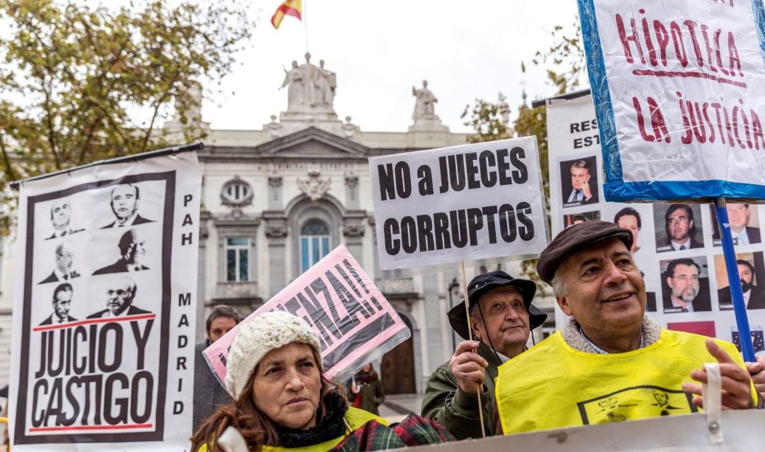 Manifestantes frente al Tribunal Supremo