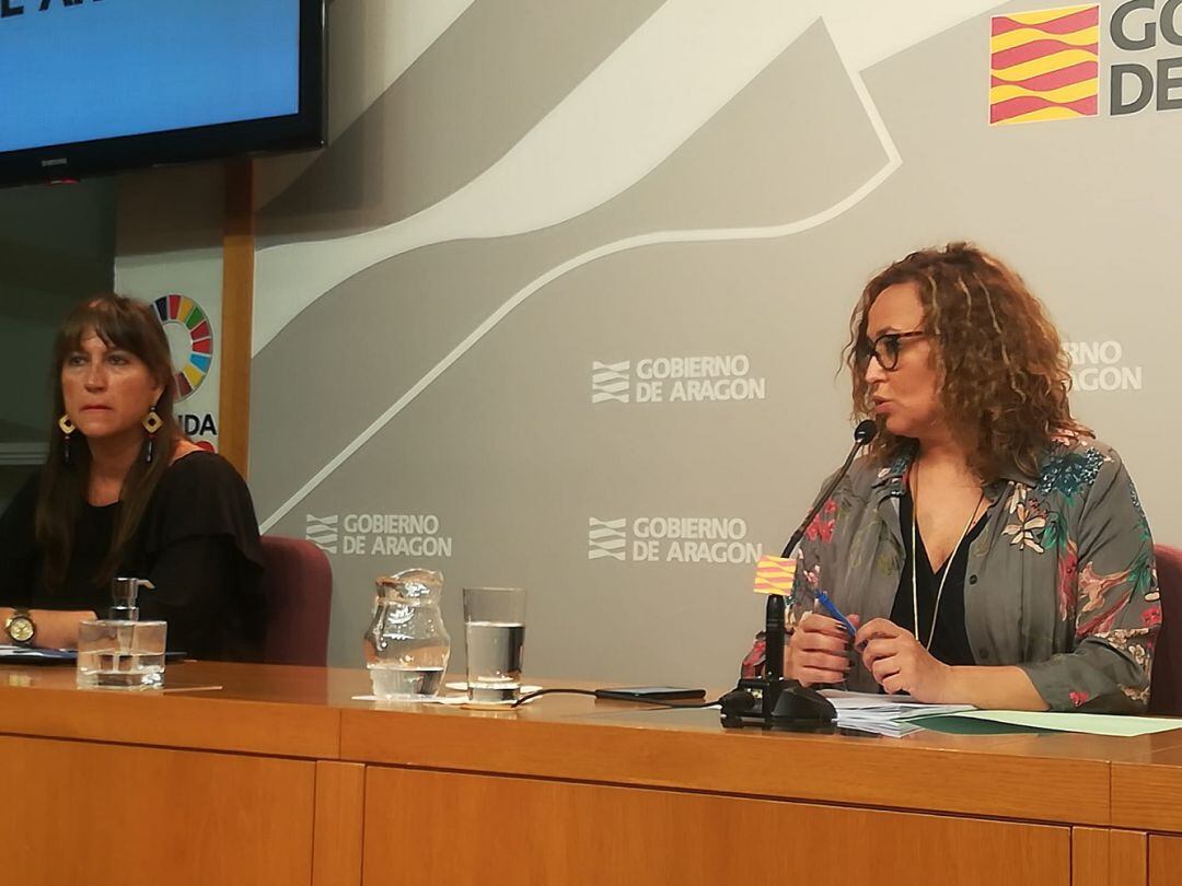 De izquierda a derecha, con consejera de Sanidad, Sira Repollés, y la de Presidencia, Mayte Pérez, durante una rueda de prensa