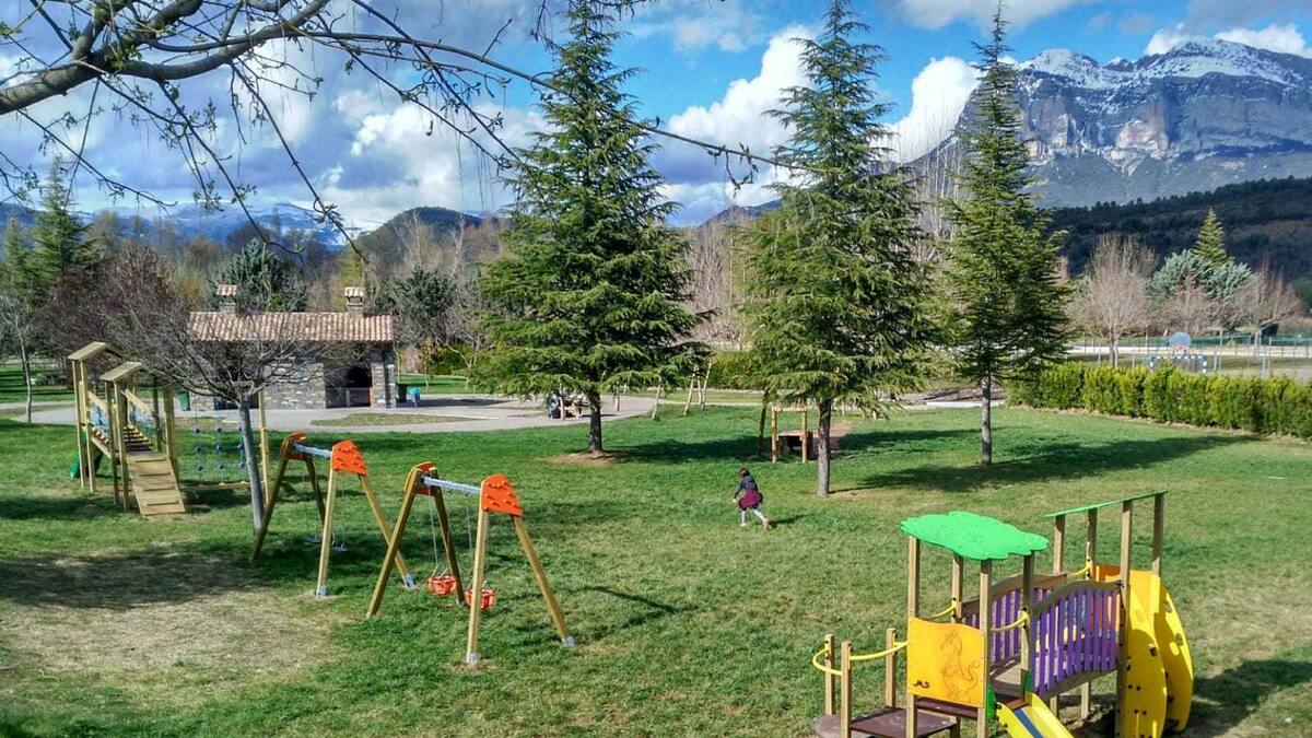 Aínsa moderniza sus parques infantiles