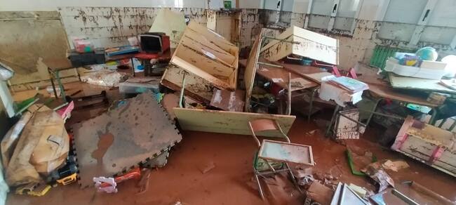 En el colegio de Huércanos (La Rioja) se han suspendido las clases tras la intensa tormenta que dejó 90 litros en apenas dos horas.