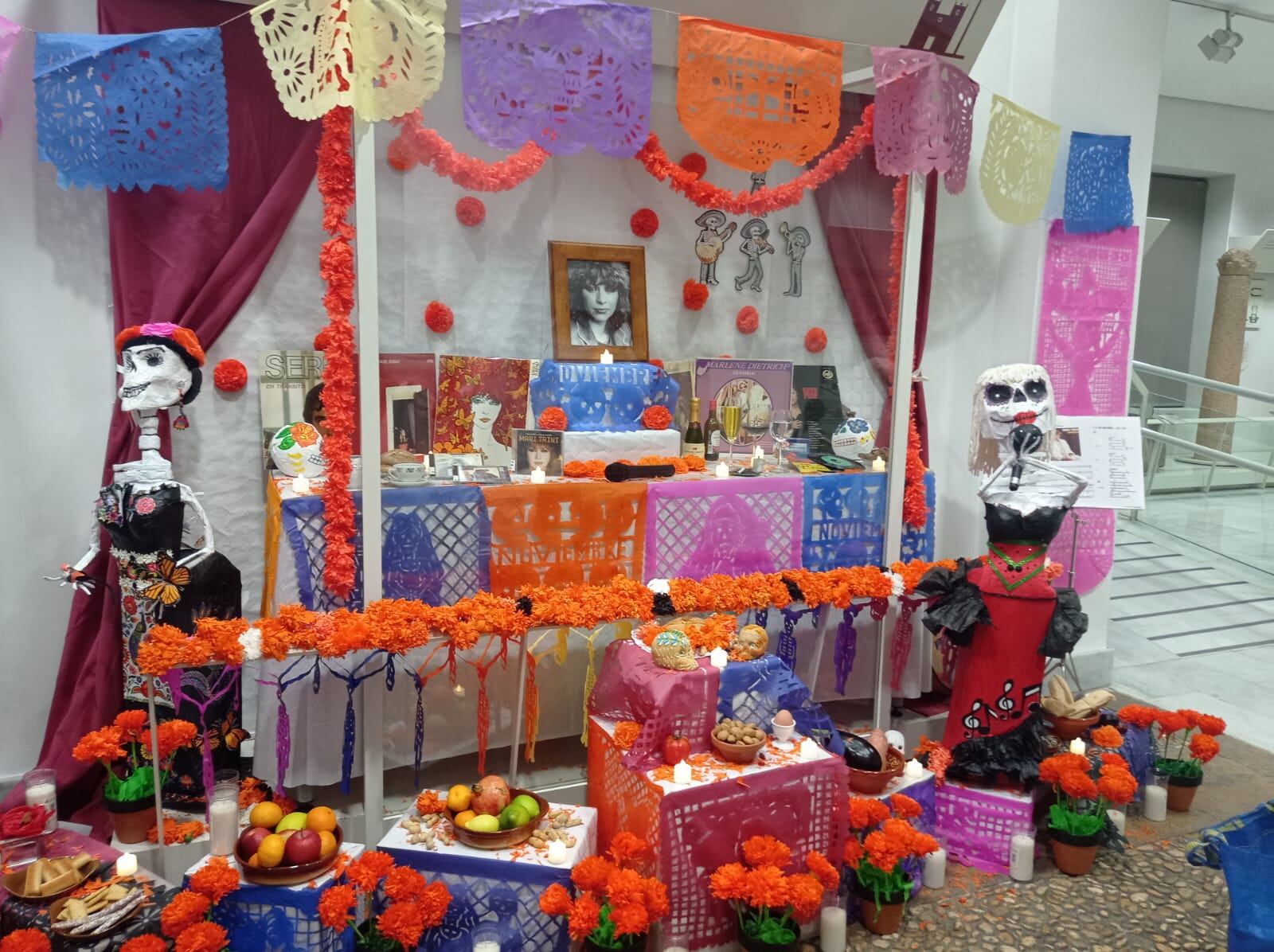 Imagen del altar de muertos dedicado a la cantante y compositora murciana, Mari Trini, en el Museo de la Ciudad de Murcia