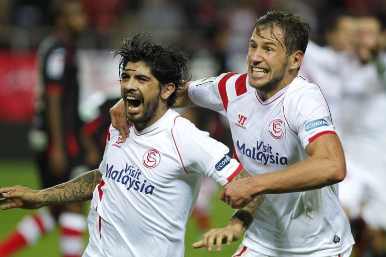 GRA238. SEVILLA, 30/11/2014.- El centrocampista argentino del Sevilla Ever Banega (i) celebra la consecución del segundo gol de su equipo ante el Granada, en partido de la decimotercera jornada de la liga en Primera División que se disputa esta tarde en e