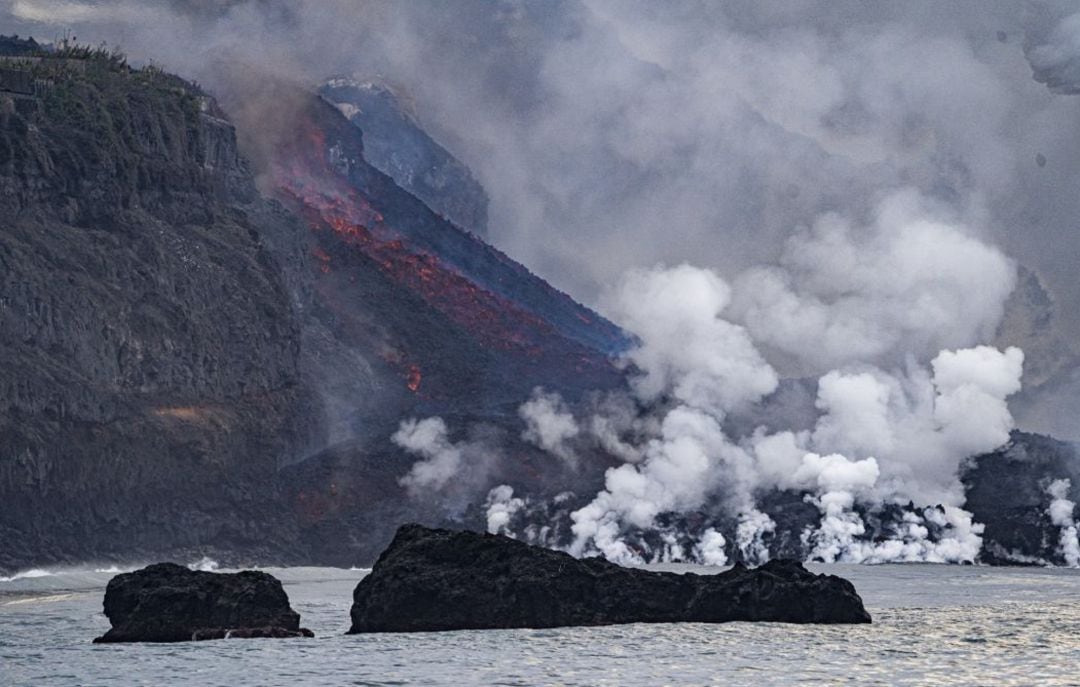 Imagen de archivo de la lava en el mar.