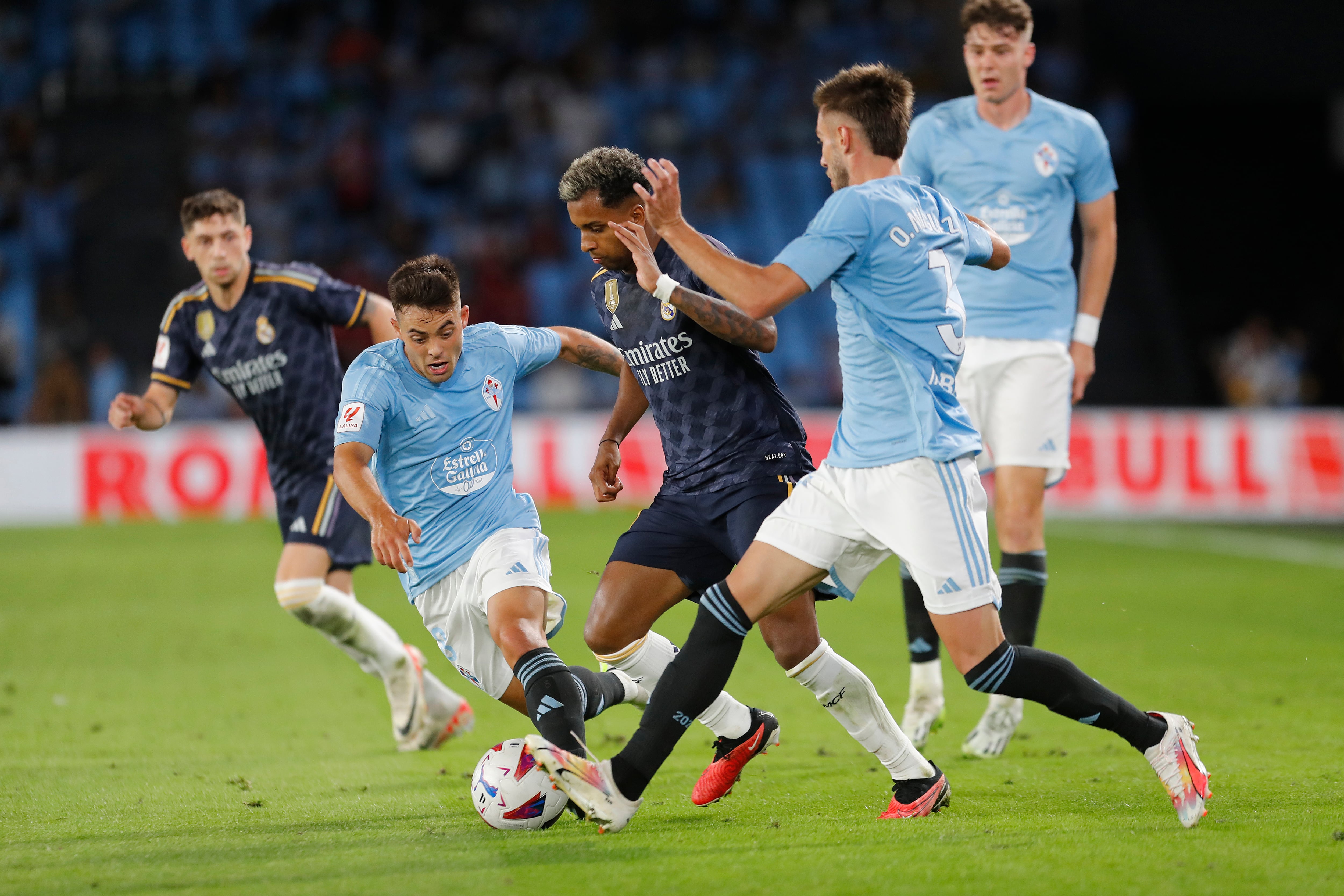 VIGO (GALICIA), 25/08/2023.- El delantero brasileño del Real Madrid Rodrygo Goes (c) se cuela entre varios contrarios durante el partido correspondiente a la Jornada 3 de LaLiga que enfrenta este viernes al Celta de Vigo y Real Madrid en el estadio de Balaídos, en Vigo. EFE/ Salvador Sas
