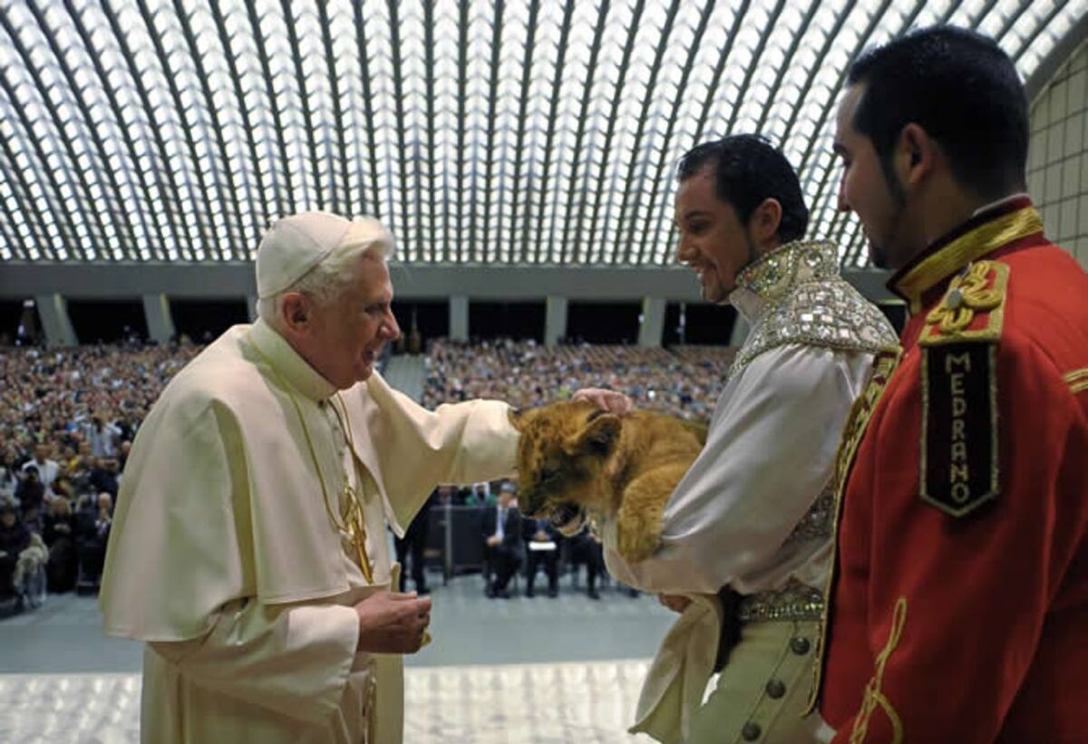 Los juegos circenses se han improvisado en un breve intermedio entre la catequesis y los saludos de Benedicto XVI en varias lenguas.