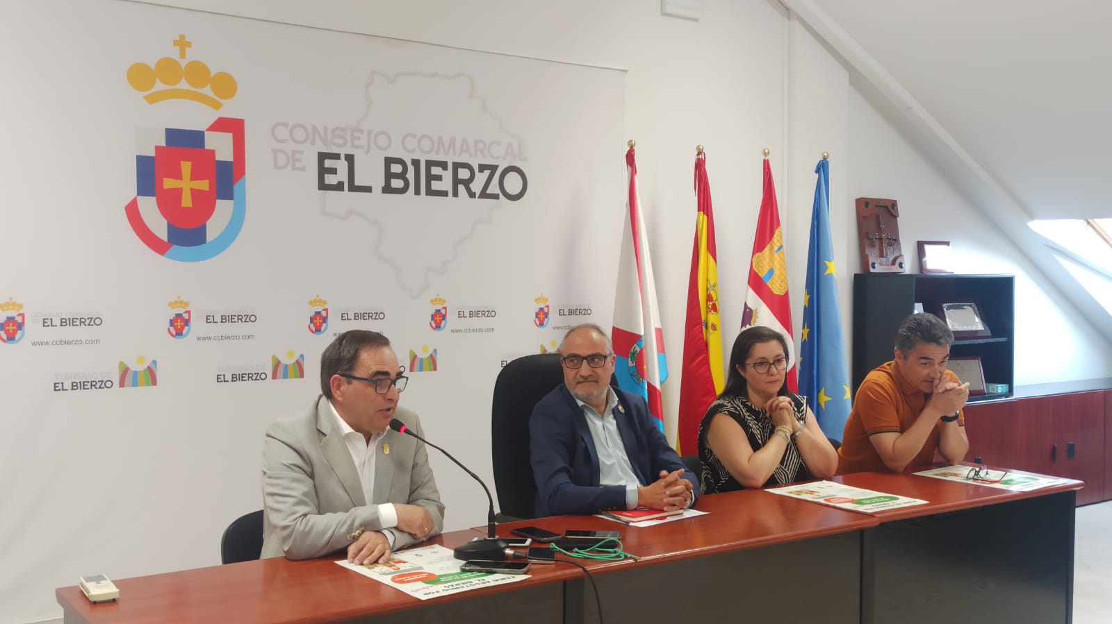 El presidente del Consejo Comarcal junto a los alcaldes de Carucedo (izq.) la alcaldesa de Castropodame y el alcalde de Valle de Ancares