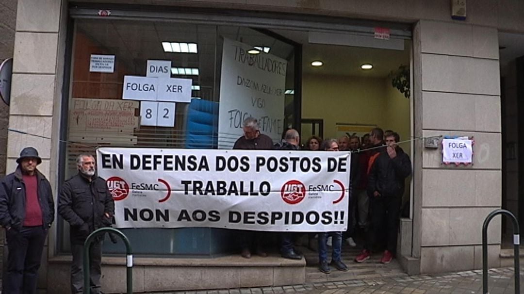 Trabajadores de la zona azul protestando en la sede de Dornier. 