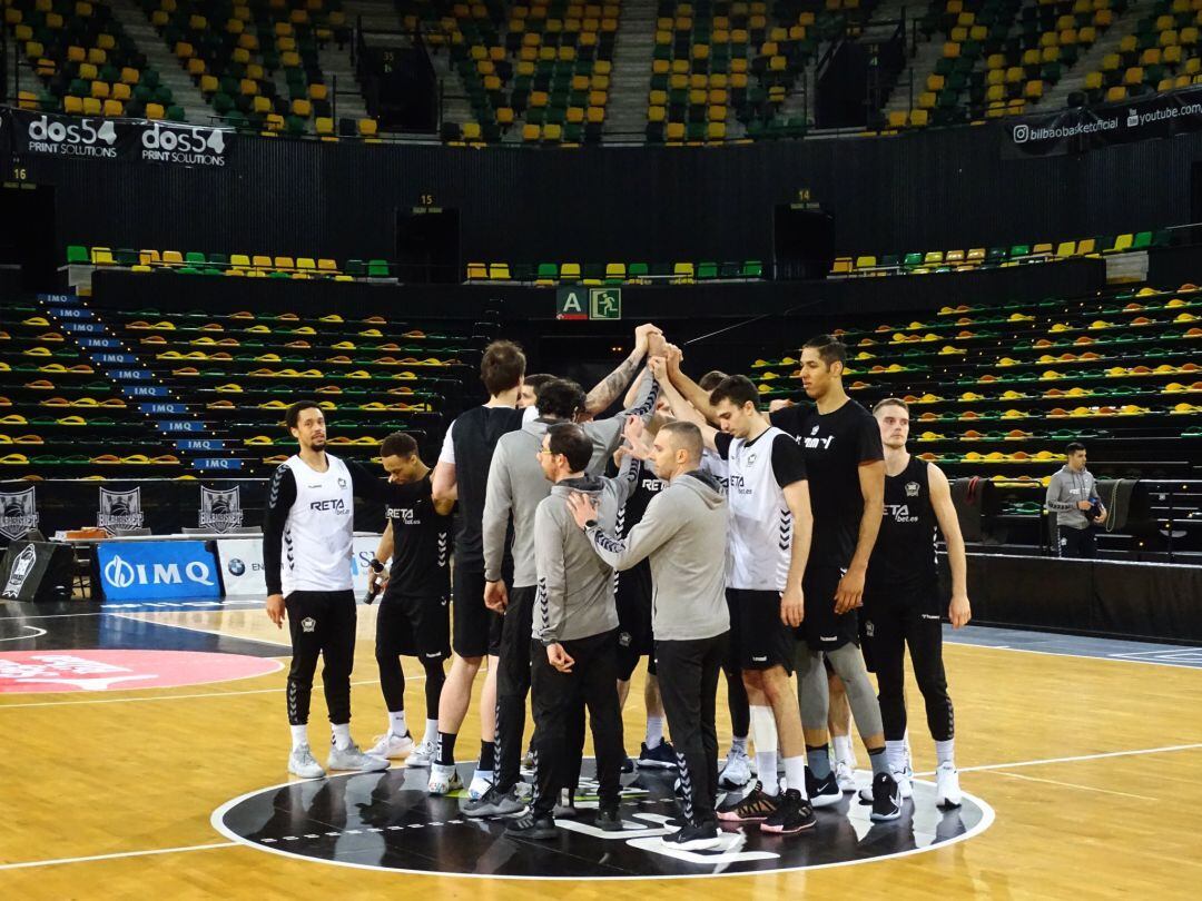 La plantilla de Bilbao Basket, al finalizar un entrenamiento en Miribilla