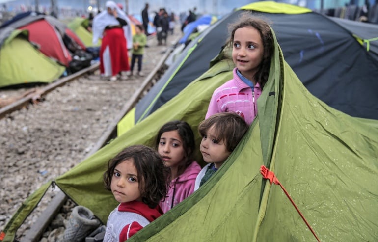 Refugiados permanecen en la frontera entre Grecia y Macedonia hoy, jueves 10 de marzo de 2016, en Idomeni (Grecia). Después de que Eslovenia, Croacia, Serbia y Macedonia han sellado sus fronteras