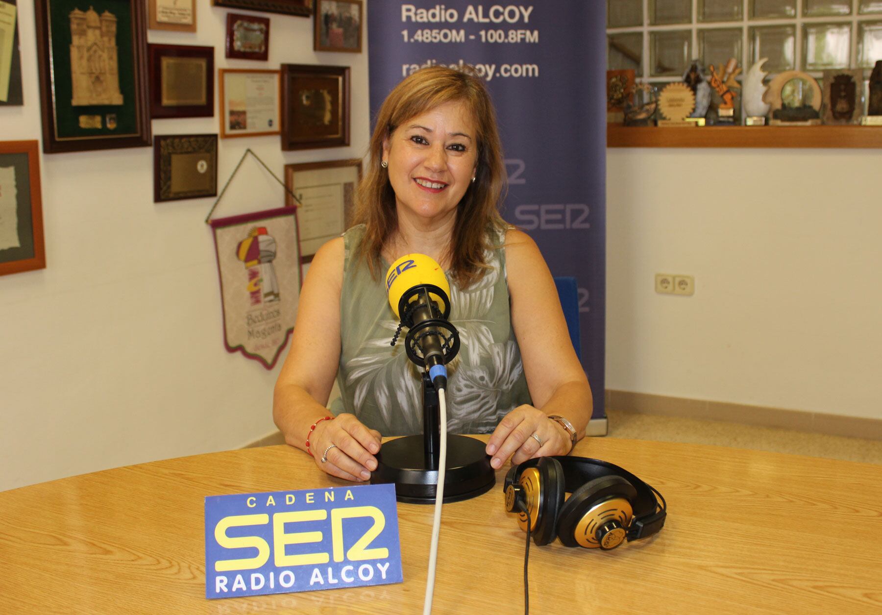 Inma Cortés en el estudio central de Radio Alcoy