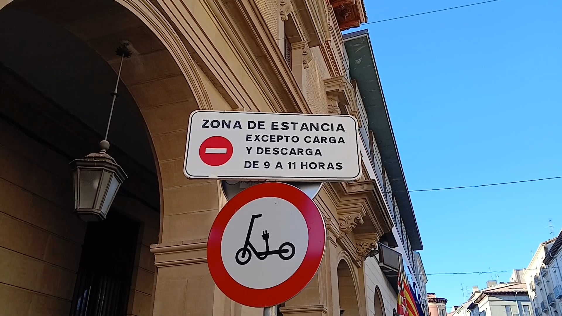 Señal de zona estancial en la ciudad de Huesca.