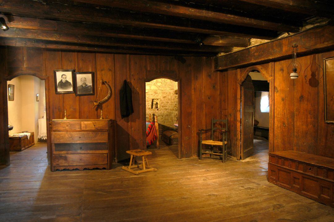 El recorregut mostra com era una casa rural al Pallars i com vivia la gent a la muntanya.