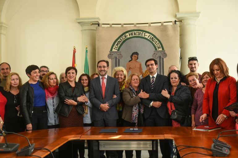 Foto de familia tras la firma del acuerdo sobre el barrio de Santa Adela de Granada