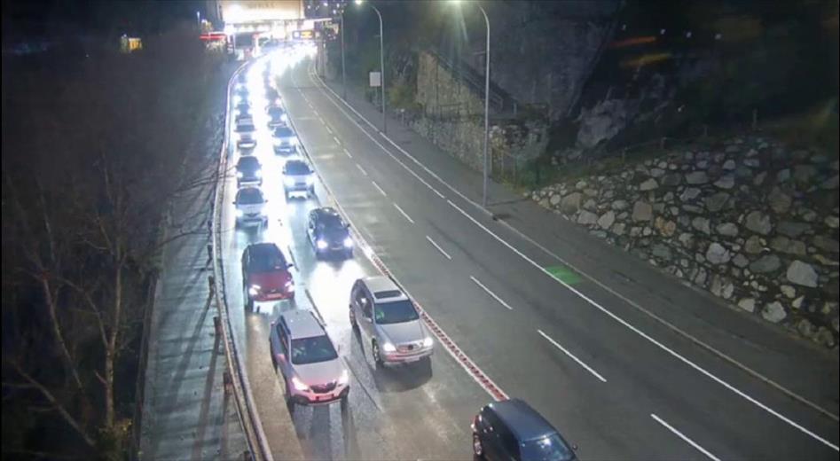 Cues de sortida d&#039;Andorra al final del pont de la Puríssima d&#039;enguany.