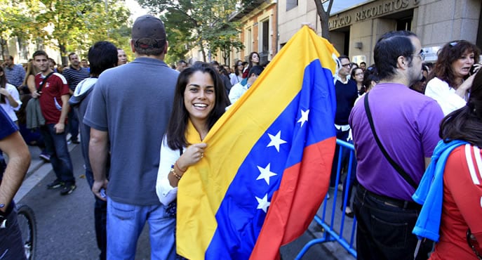 Un joven venezolana espera para votar en las elecciones presidenciales de su país en Madrid. EFE/Víctor Lerena