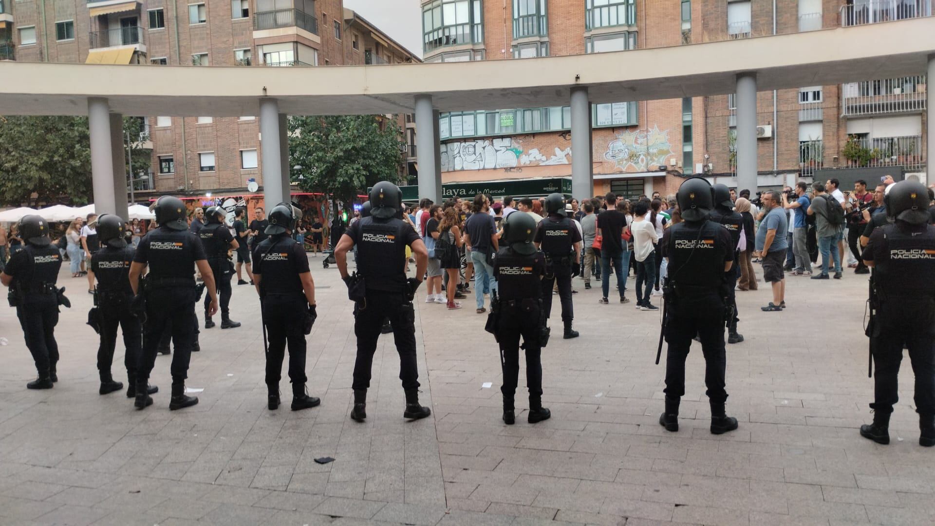 Dispositivo policial en la plaza de la Merced en Murcia previo a la llegada de Macarena Olona