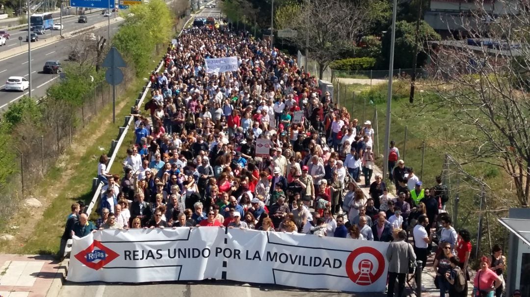 Centenares de vecinos de Las Rejas se han manifestado este domingo para pedir un plan de movilidad en el barrio.