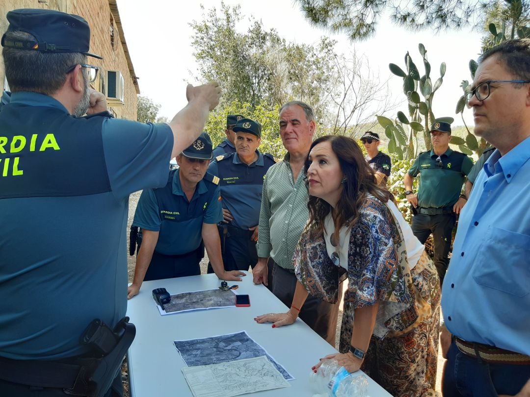 La subdelegada de Gobierno se ha reunido en Cortijuelo (Quesada) para conocer de primera mano los trabajos del equipo de búsqueda