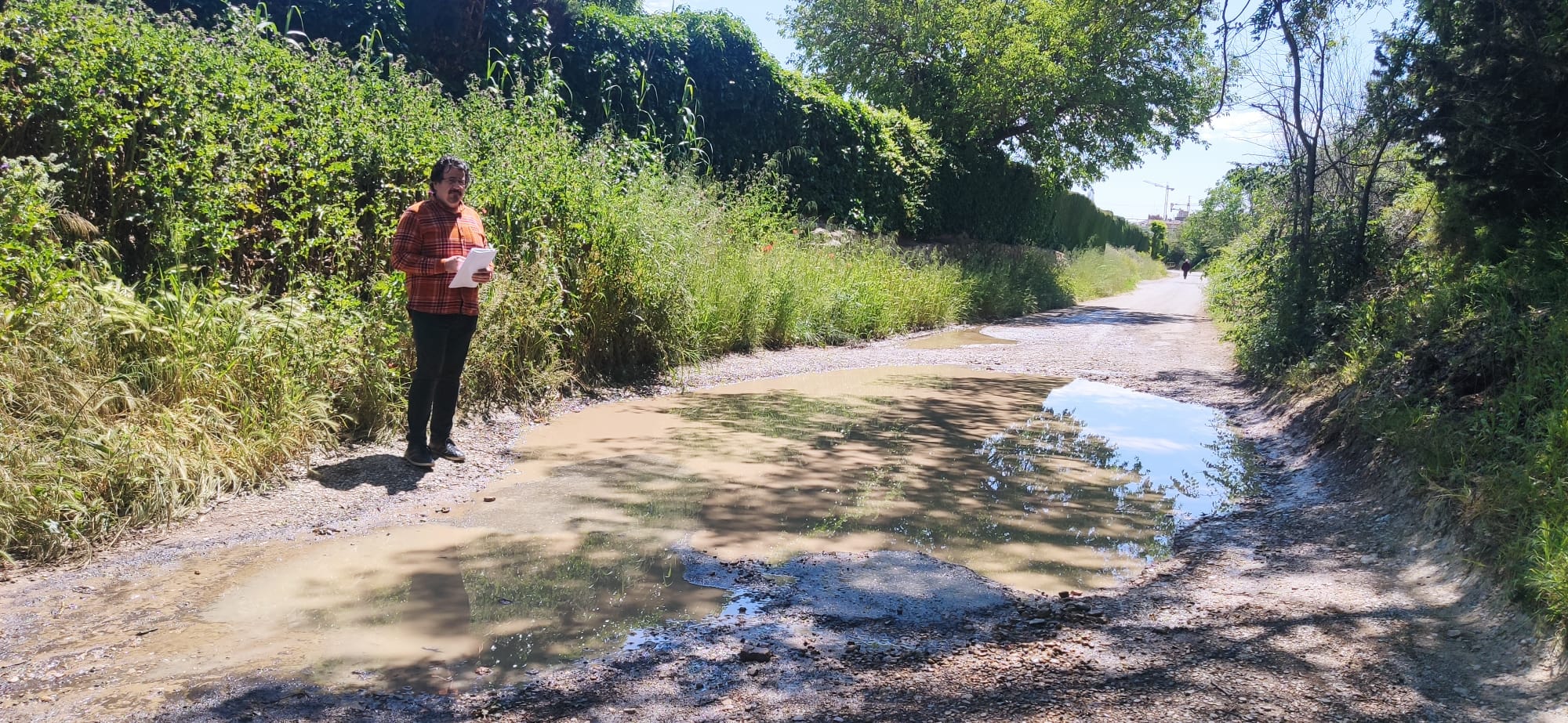 El portavoz de Vox en Huesca en un camino rural