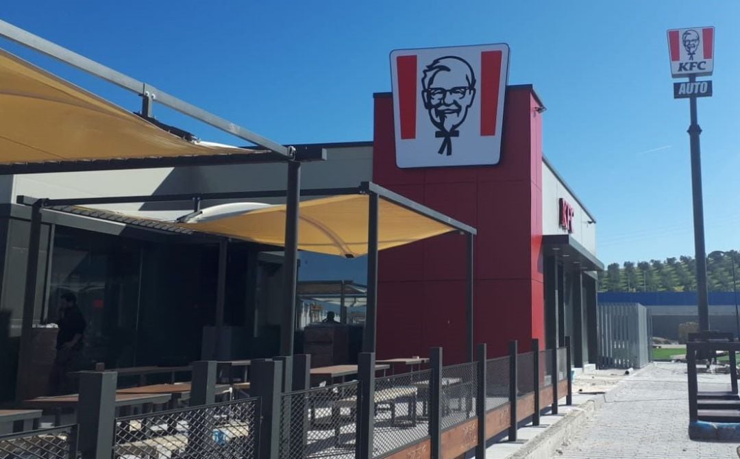 Exterior del restaurante Kentucky Fried Chicken en el centro comercial &#039;Jaén Plaza&#039;.