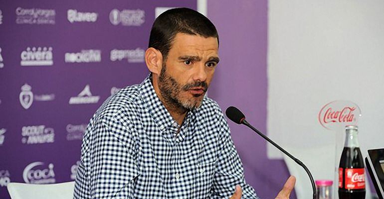 El entrenador del Real Jaén, Ramón Tejada, durante una rueda de prensa.