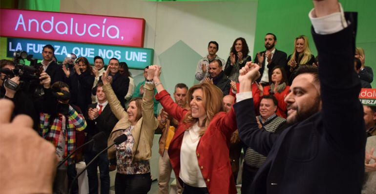 Susana Díaz y Fran González se dan la mano en un acto de campaña