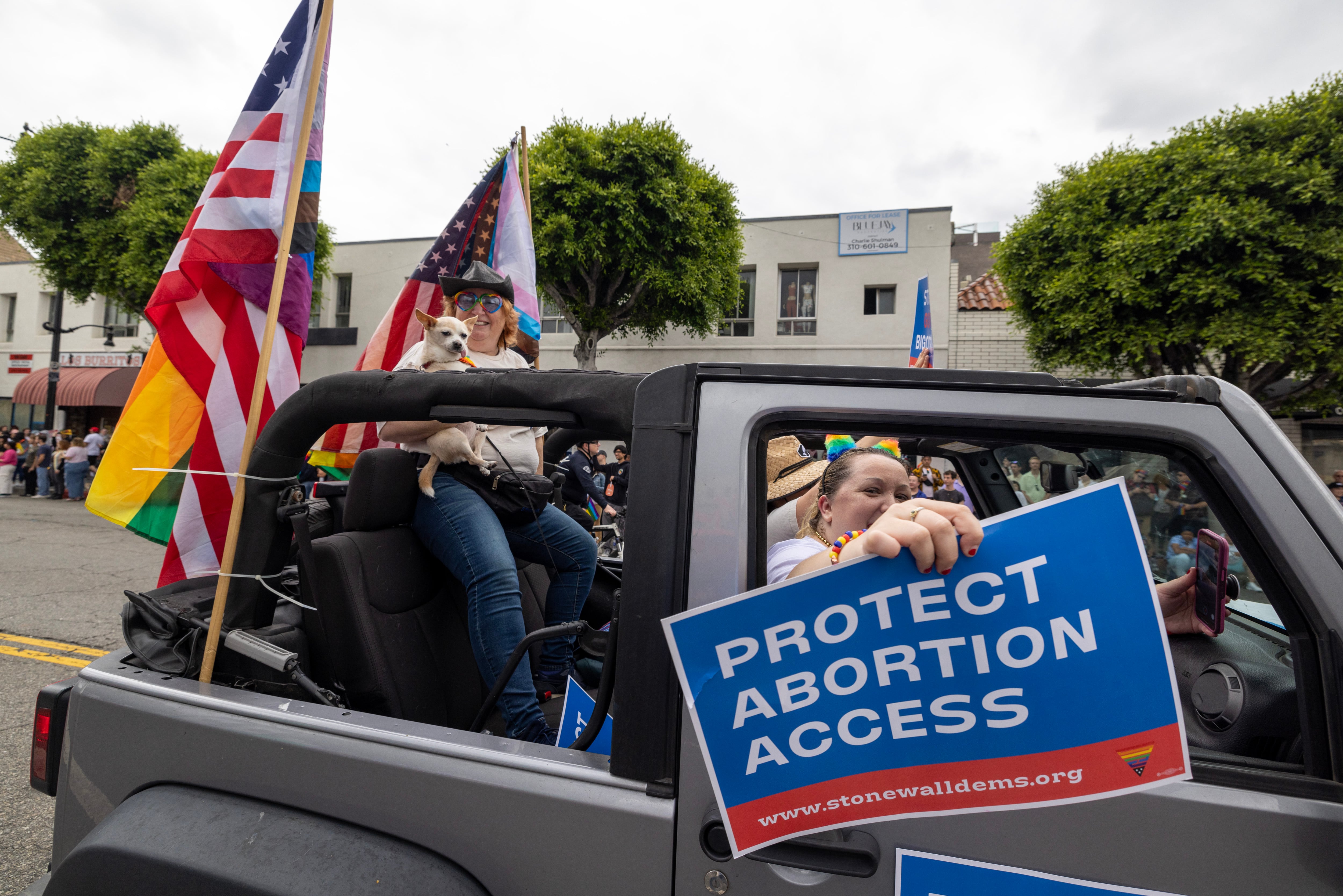 Activistas de Los Ángeles piden que se proteja el derecho al aborto en Estados Unidos