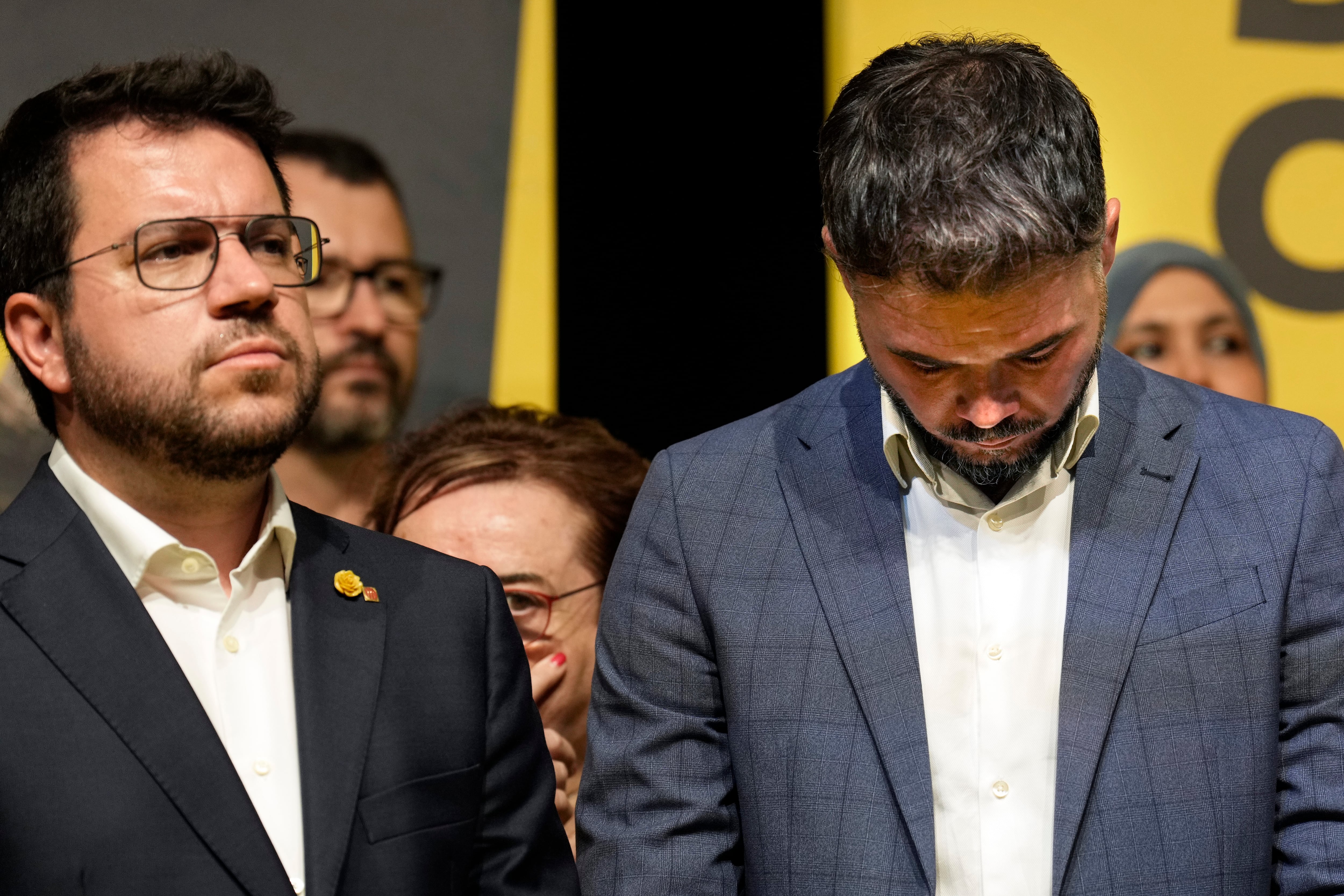 El cabeza de lista de ERC, Gabriel Rufián, junto al presidente de la Generalitat, Pere Aragonès (i), comparece el domingo para valorar los resultados electorales.