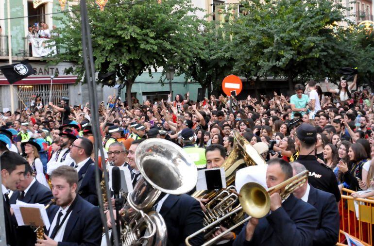 Miles de personas abarrotan las calles para cantar Idella y abrir la fiesta