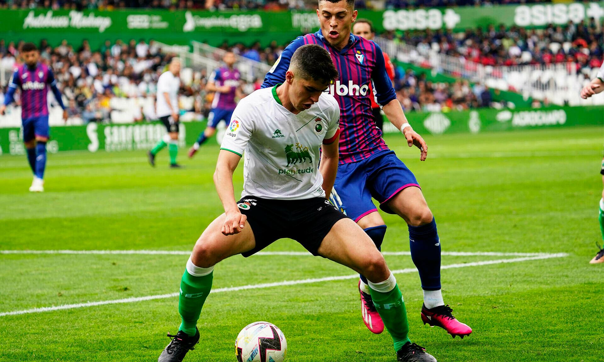 Íñigo protege el balón ante la presencia de Yanis (Eibar)
