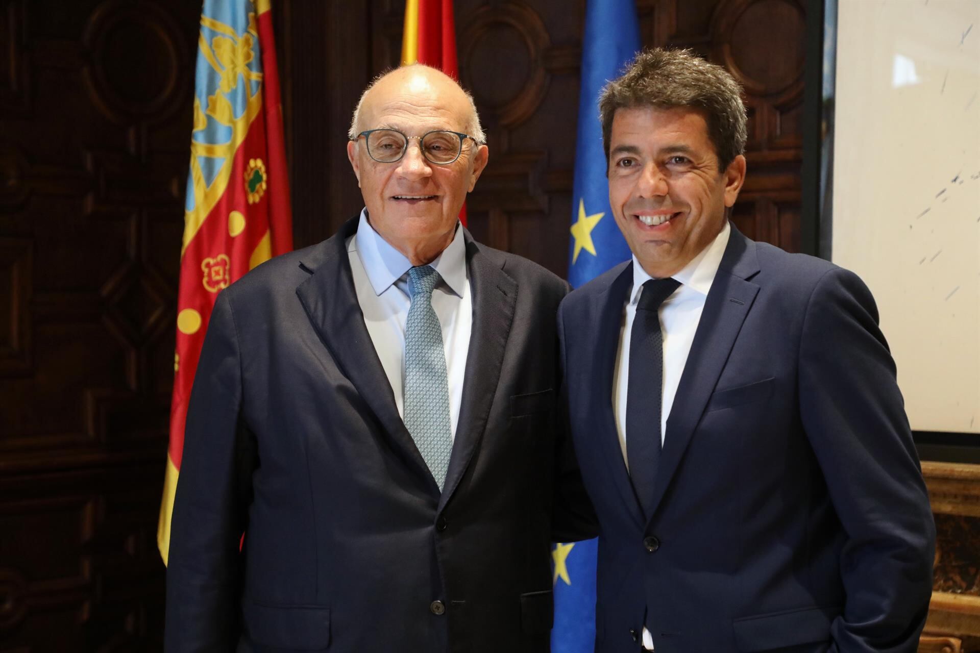 El presidente de la Generalitat, Carlos Mazón, se reúne con el presidente del Banco Sabadell, Josep Oliu. - GVA