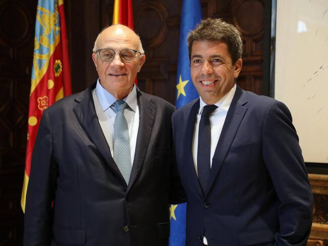 El presidente de la Generalitat, Carlos Mazón, se reúne con el presidente del Banco Sabadell, Josep Oliu. - GVA