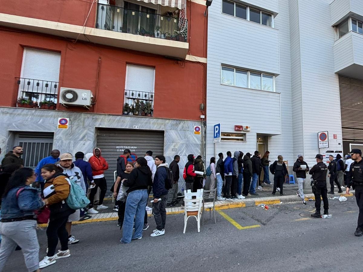 Noche a las puertas de la oficina PANGEA de Elche para conseguir una fotocopia