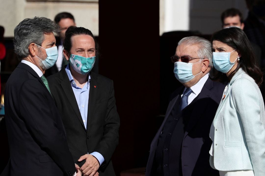 El vicepresidente segundo del Gobierno, Pablo Iglesias (2i), junto al presidente del Consejo General del Poder Judicial, Carlos Lesmes (i), el presidente del Tribunal Constitucional, Juan José González Rivas (2d) , antes del comienzo del acto organizado con motivo del Día de la Fiesta Nacional
