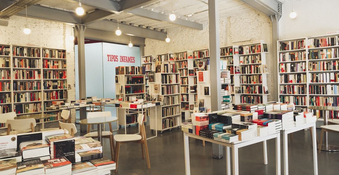 Interior de la librería Tipos Infames, en la calle de San Joaquín, en Malasaña.