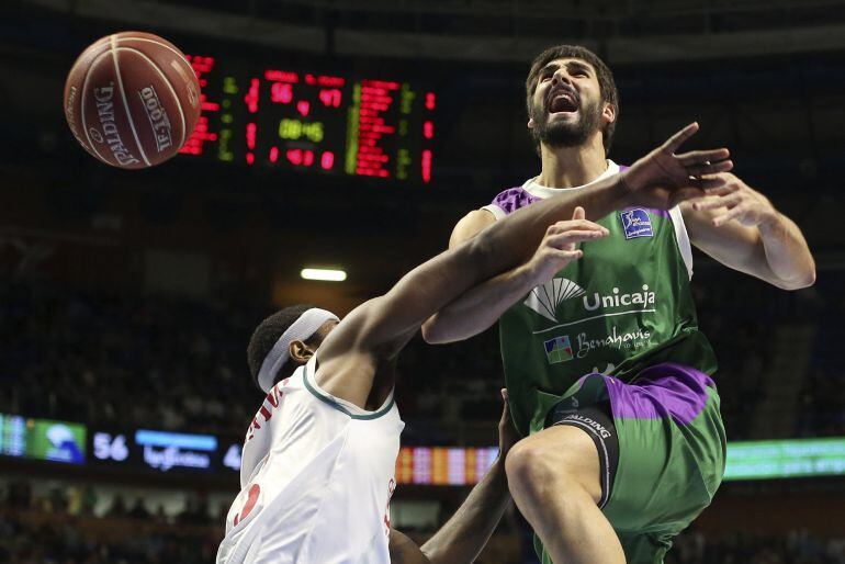 Dani Díez recibe una falta de Landotae Henton