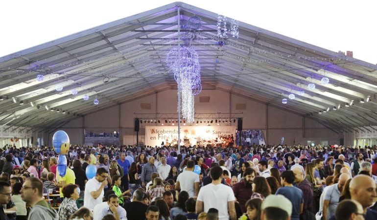 El escenario auxiliar del recinto ferial del Parque de Andalucía de Alcobendas es uno de los puntos neurálgicos de las fiestas de San Isidro