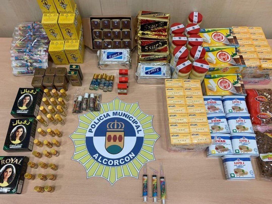 Productos comestibles caducados y cosméticos intervenidos por la Policía Municipal de Alcorcón