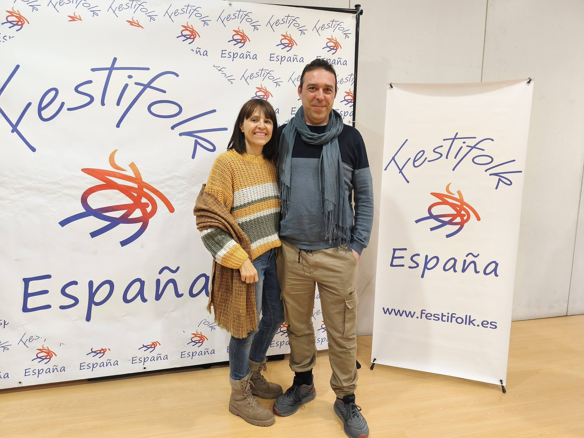 Representantes del Grupo de Danzas de Villena, Cynthia Rodriguez de Paterna y José Francisco Belda Martínez, vicepresidenta y secretario respectivamente.