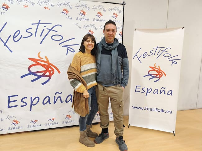 Representantes del Grupo de Danzas de Villena, Cynthia Rodriguez de Paterna y José Francisco Belda Martínez, vicepresidenta y secretario respectivamente.