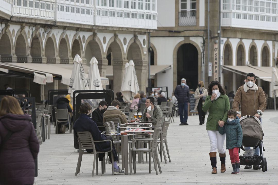 Varias personas en la terraza de un restaurante, en A Coruña, Galicia (España), a 19 de marzo de 2021